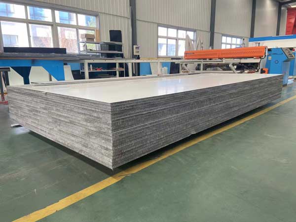 CFRTP材料(liào)闆更耐高(gāo)溫可與高(gāo)強度鋼媲(pi)美